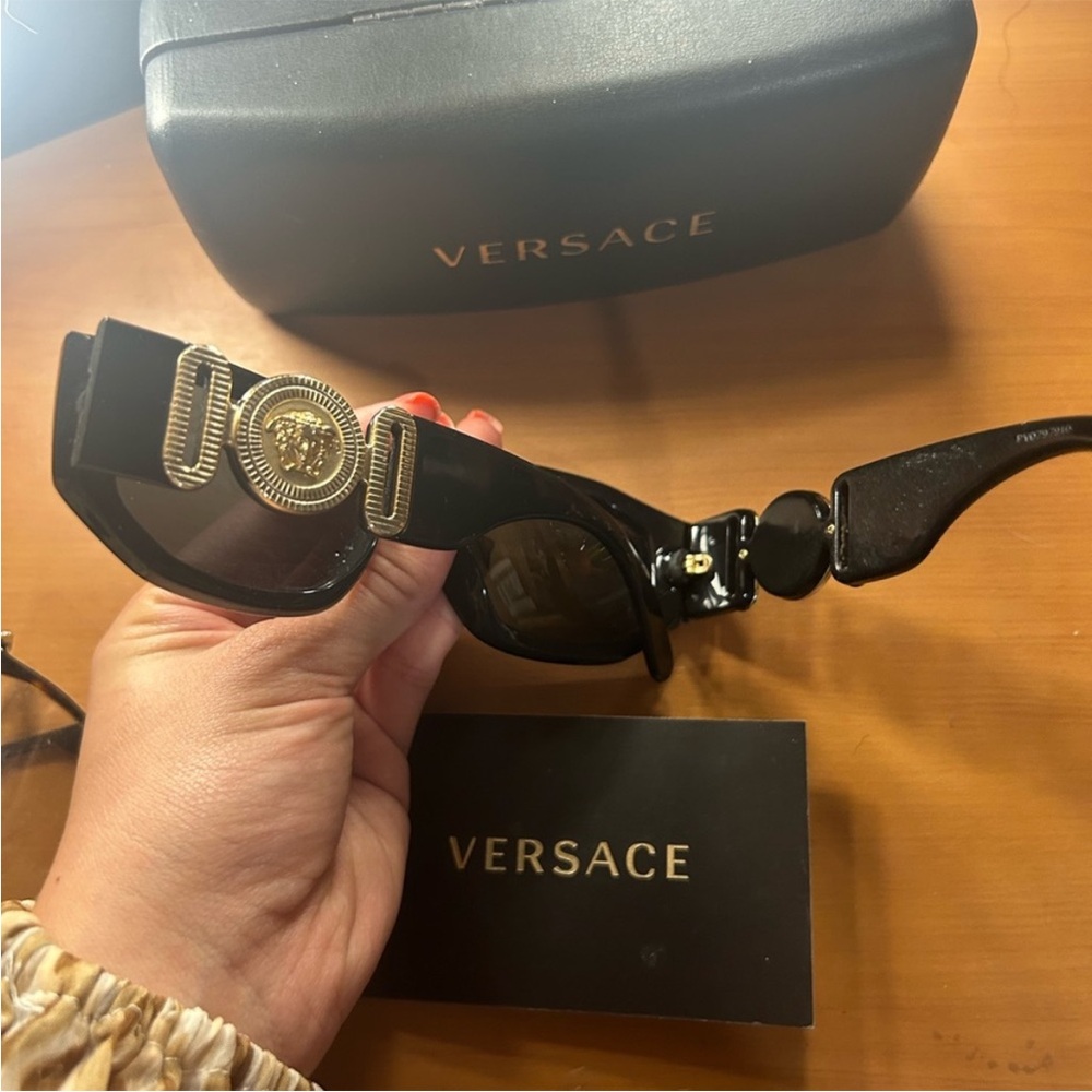 Authentic VERSACE Medusa Biggie Sunglasses 🖤